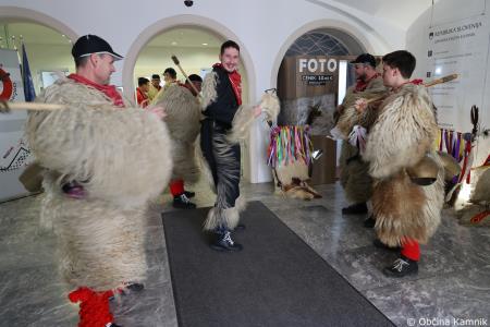 Kamnik so obiskali koranti iz Zamušanov pri Ptuju in v mestno jedro privabili nepregledno množico, željno ogleda tradicionalne pustne šege (82)